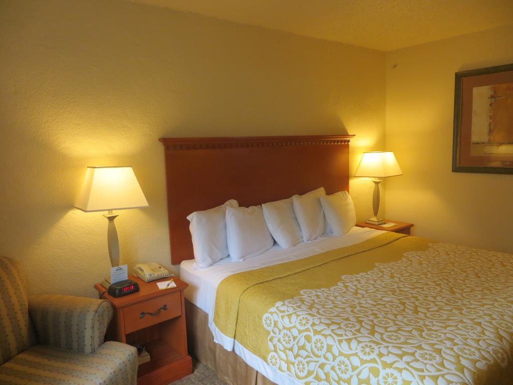 Days Inn Austin Crossroads Eksteriør bilde