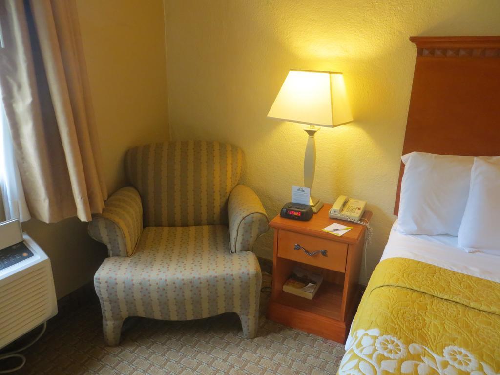 Days Inn Austin Crossroads Eksteriør bilde