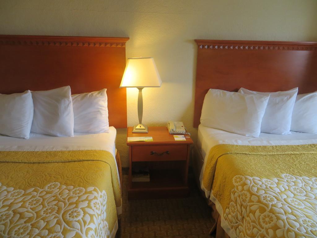 Days Inn Austin Crossroads Eksteriør bilde